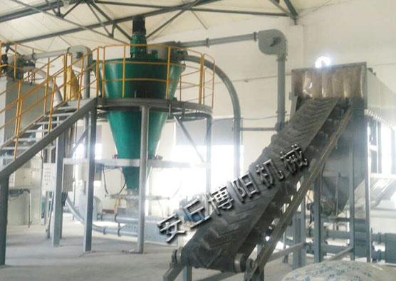 無(wú)塵輸送機(jī)搭配管鏈輸送機(jī)，就解決了車間的揚(yáng)塵問(wèn)題